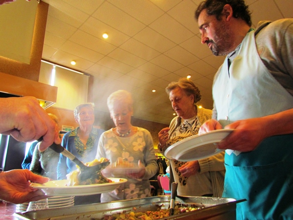 Sint-Maartensmaal met KWB kookploeg in het Cultureel Centrum ter Schelde op zondag 22 februari 2015 in de Sint-Anna-ten-Drieënparochie, Antwerpen Linkeroever
